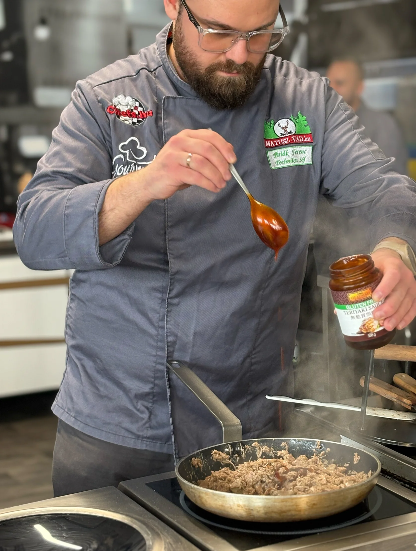 Ein Koch verwendet ein Produkt von GastroGenius in einer professionellen Küche