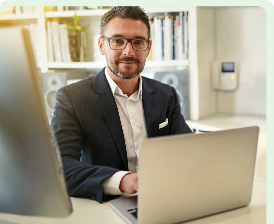 GastroGenius-Partner vor einem Laptop